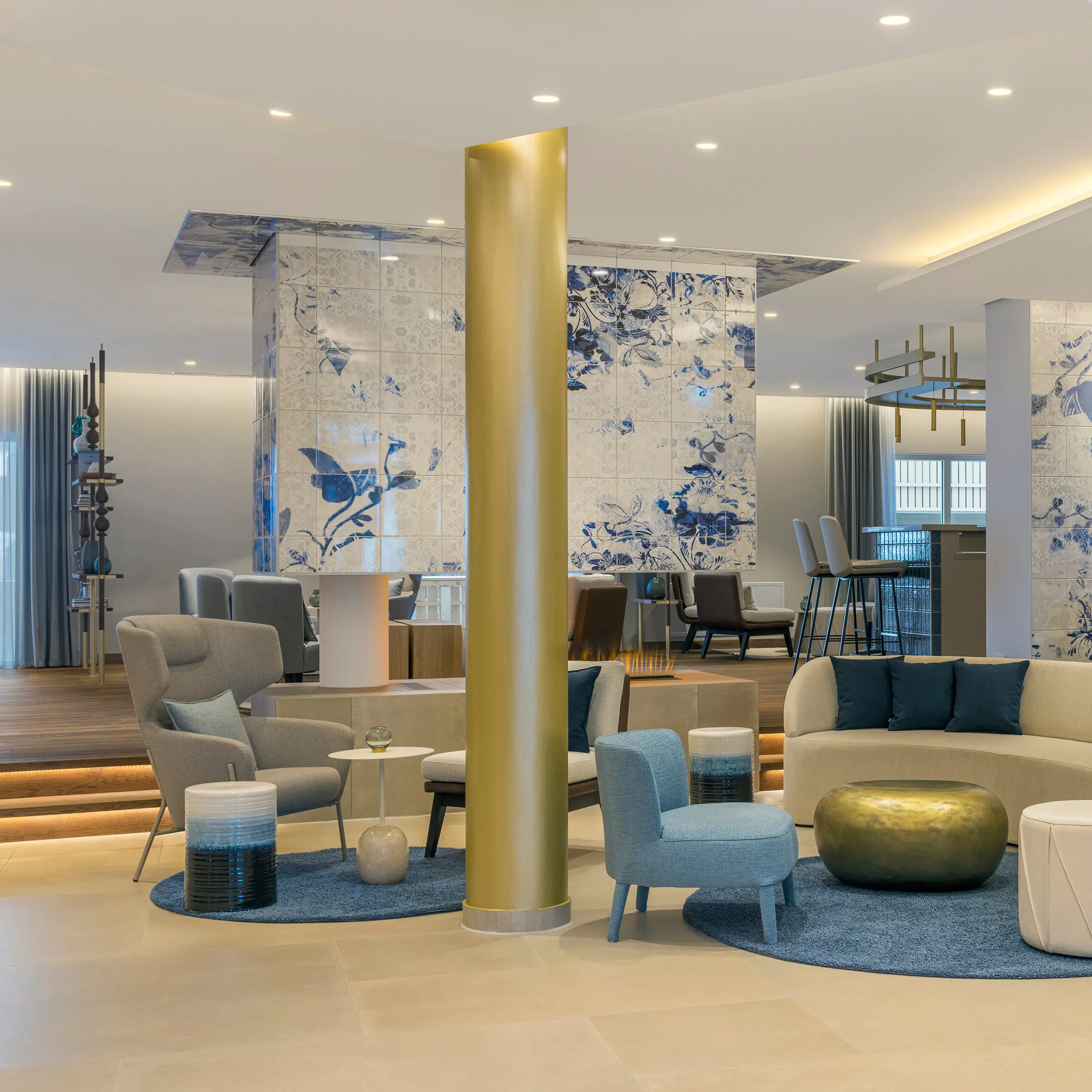 Lobby mit Couch und Sesseln