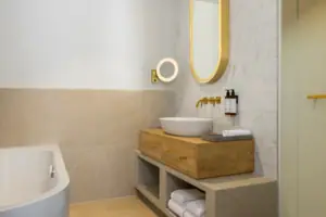 Badezimmer mit Waschbecken und Badewanne