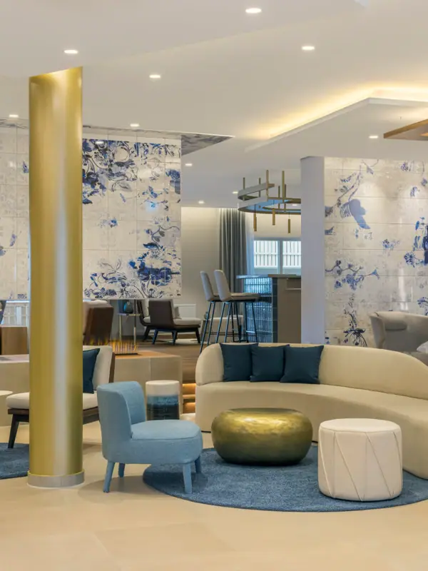 Hotellobby mit Tischen, Sofas und Stühlen