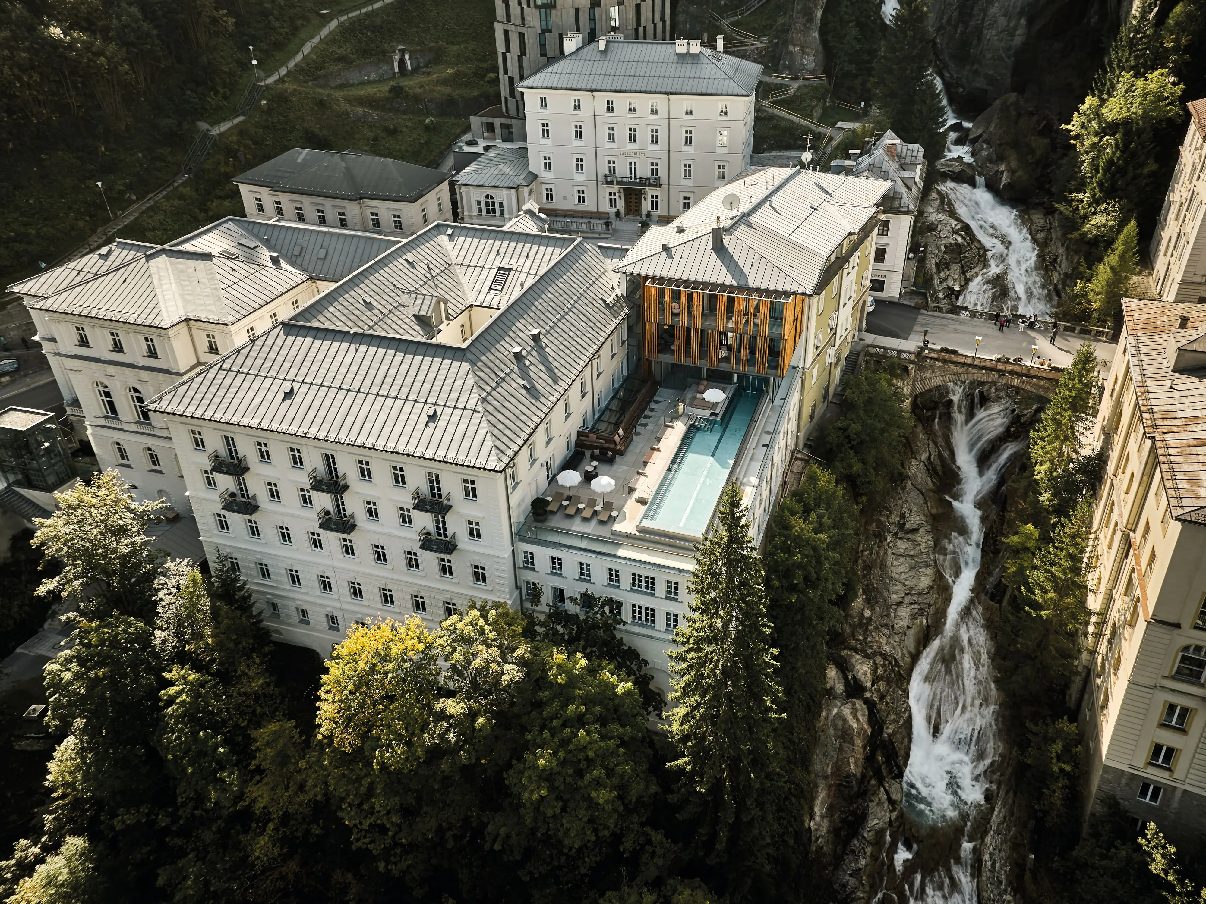 Ein Gebäude mit einem Pool auf dem Dach.