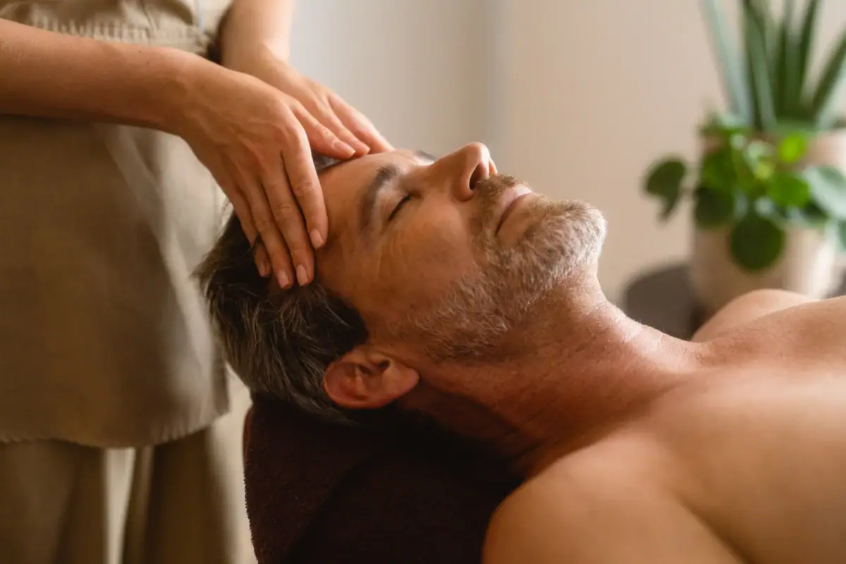 Ein Mann erhält eine Massage.