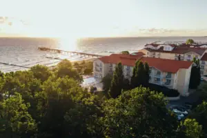 Gebäude am Wasser bei Sonnenuntergang