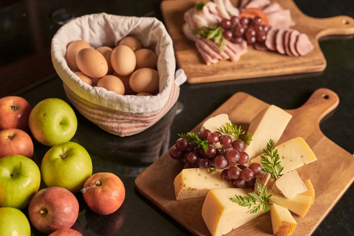 Verschiedene frische Lebensmittel auf einem Tisch, darunter Obst und Gemüse.