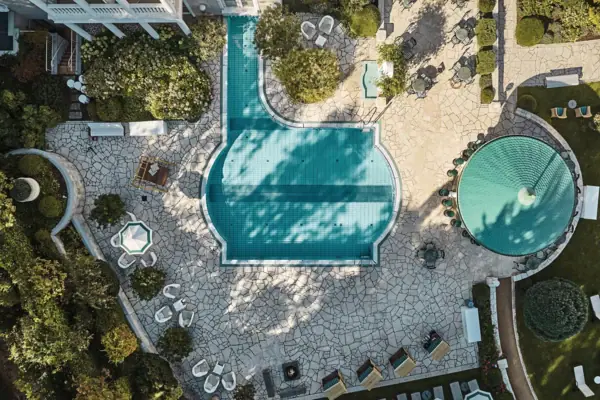 Pool mit Brunnen und Stühlen im Wellnesshotel Heringsdorf