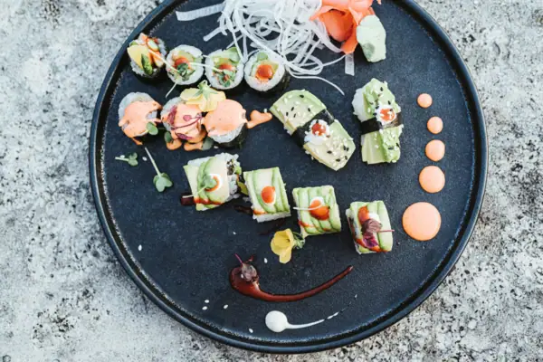 Ein Teller Sushi auf einer Steinoberfläche im A-ROSA Hotel Sylt.