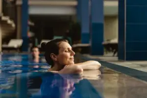 Eine Frau schwimmt in einem Pool.