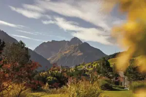 Landschaft eines Gebirges mit Wolken am Himmel.