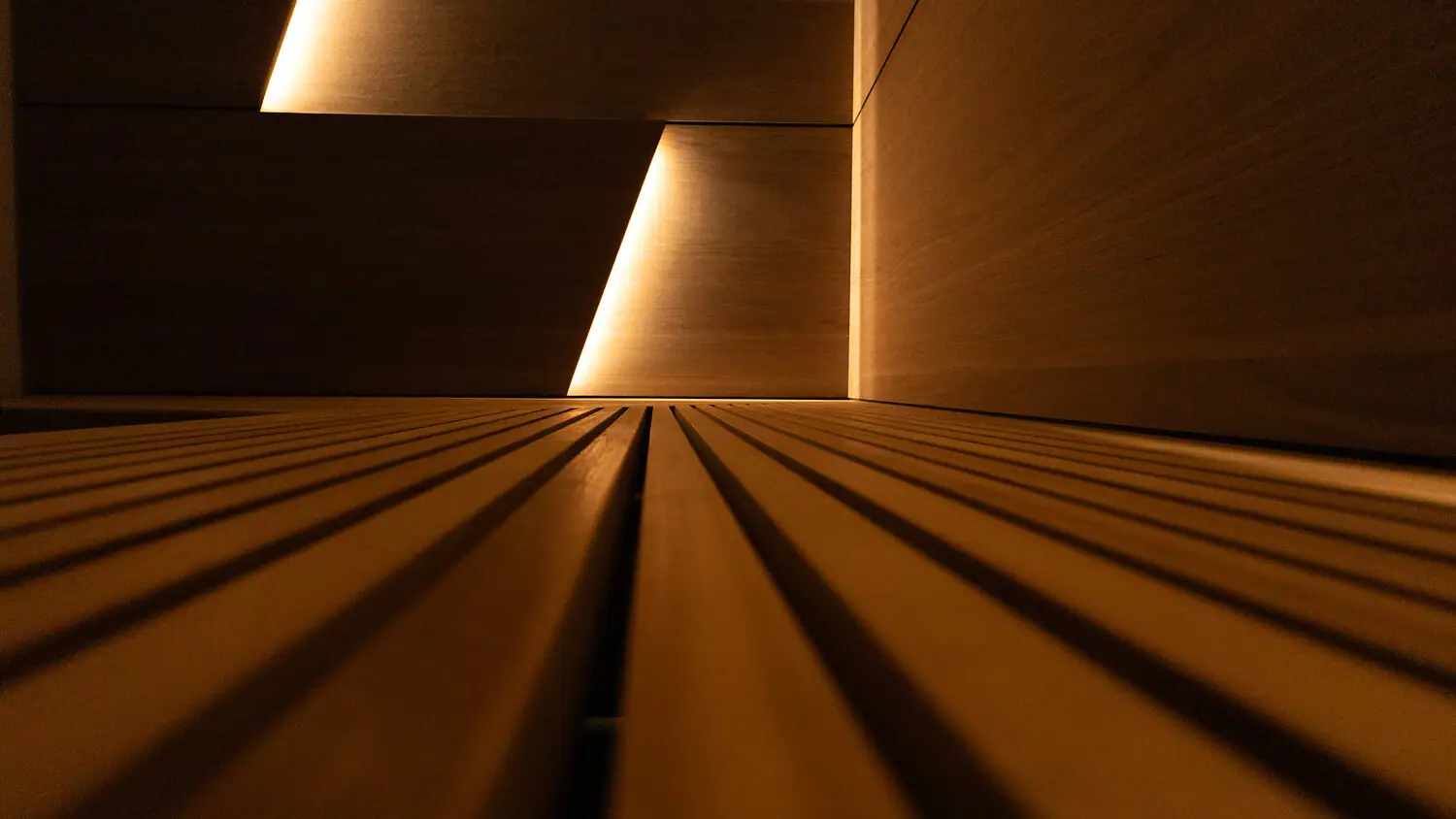 Sauna Holzwand mit Lichteinfall