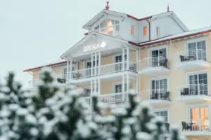 Ein Gebäude mit Schnee auf dem Boden im Winter.