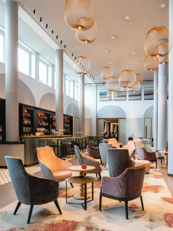 Die Bar im A-ROSA Hotel Sylt mit Stühlen und Tischen, im Innenbereich gestaltet mit Möbeln.