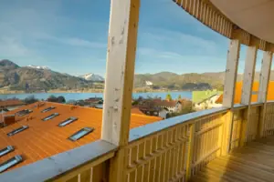 Blick auf einen See von einem Holzdeck eines Hauses aus