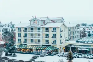Ein Gebäude im Schnee mit Bäumen im Hintergrund.