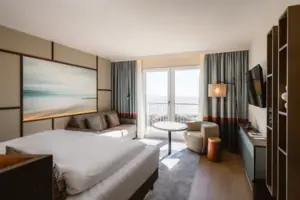 Ein Zimmer mit einem Bett und einem Sofa.