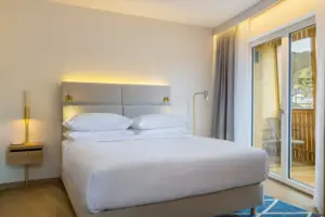 Ein Bett in einem Schlafzimmer mit Bettwäsche und Kissen.