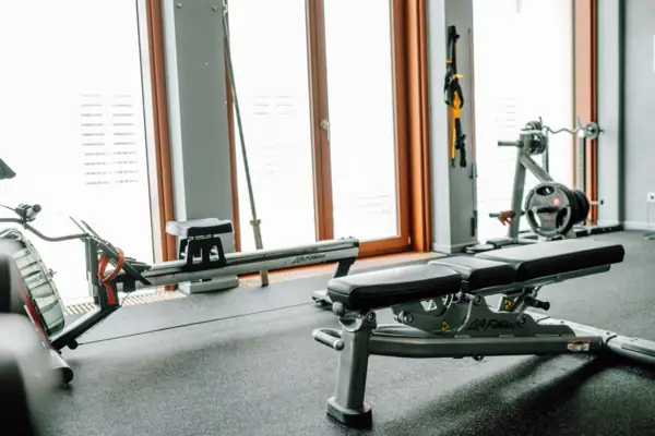 Fitnessstudio mit Trainingsgeräten
