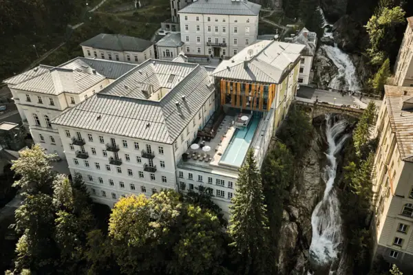 Ein Gebäude mit einem Pool auf dem Dach.