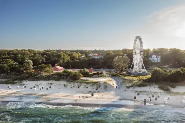 Riesenrad am Strand unter klarem Himmel