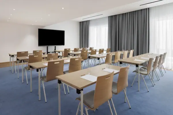 Der Konferenzraum 3 im A-ROSA Tegernsee mit Parlamentarischer Sitzordnung.
