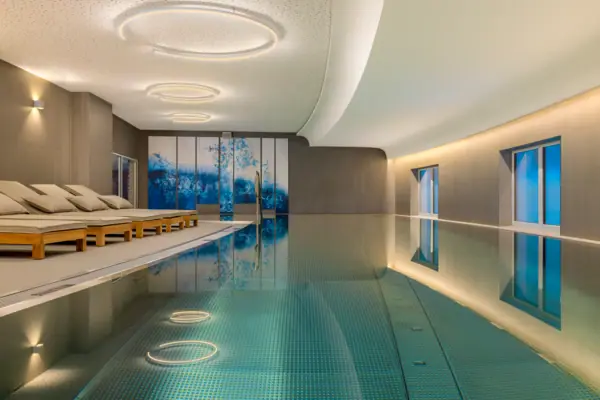 Pool im Wellnessbereich
