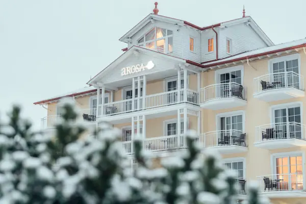 Ein Gebäude mit Schnee auf dem Boden im Winter.