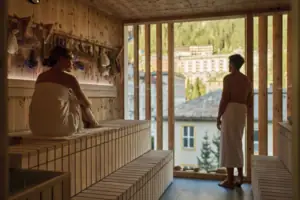 Ein Mann und eine Frau in einer Sauna.