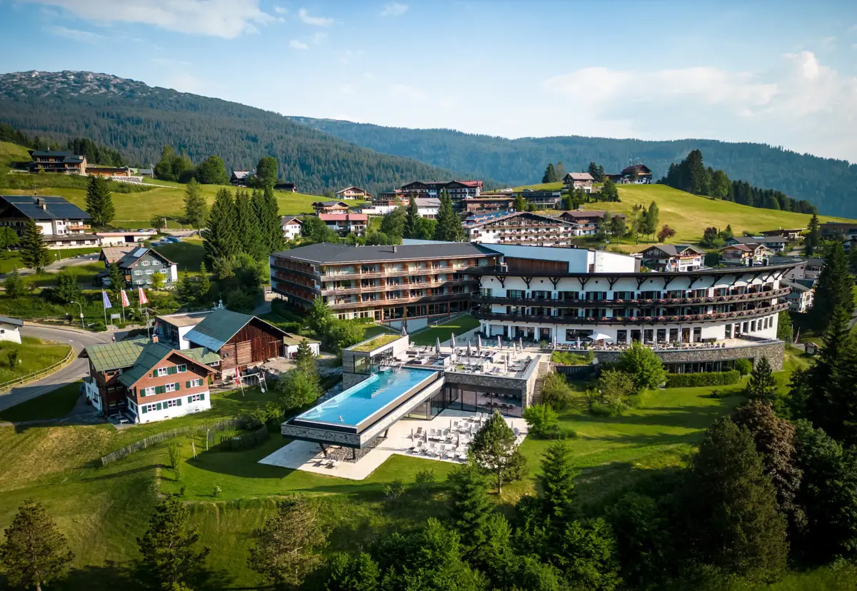 Gebäude mit Pool in den Bergen.
