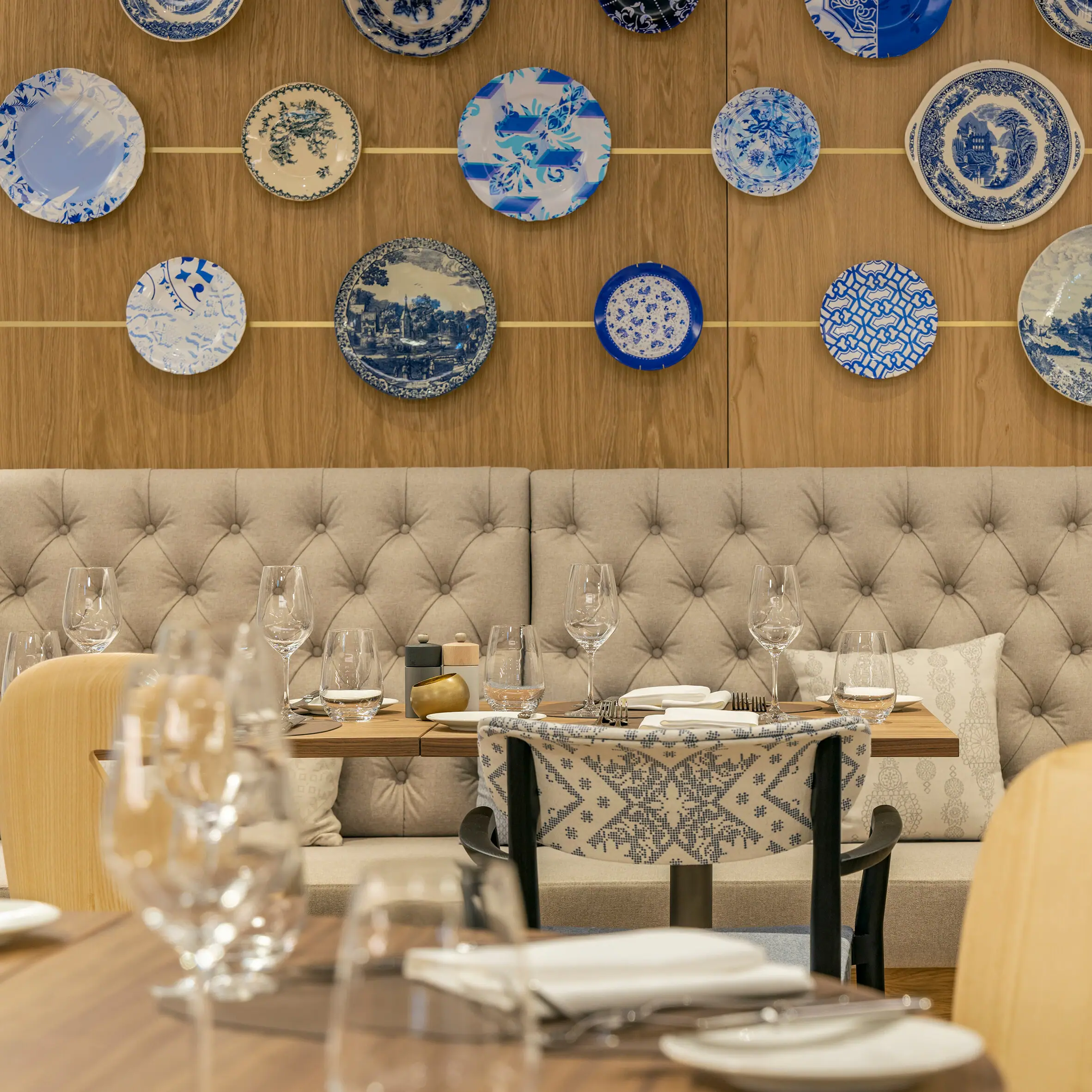 Ein Restaurant mit blauen und weißen Tellern an der Wand.