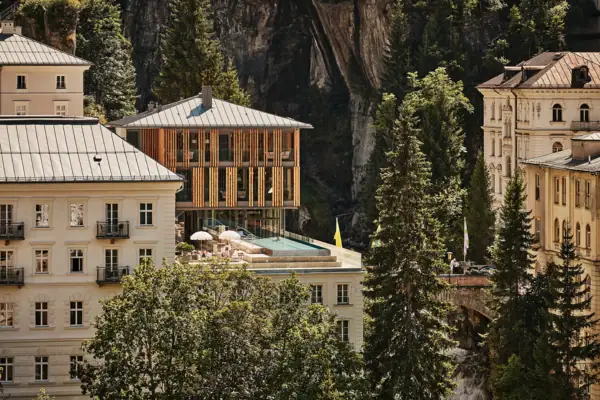 Gebäude mit Pool inmitten einer Schlucht