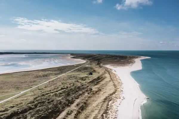 Strand mit Sand und Wasser im Freien