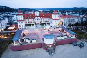 Großes Gebäude mit rotem Dach