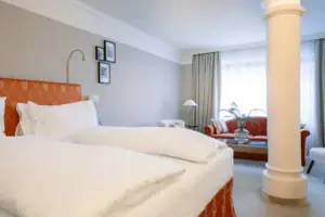 Ein Zimmer mit einem Bett und einem Sofa.