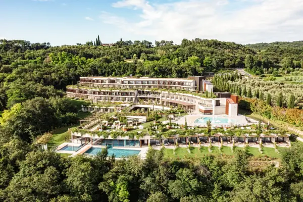 Ein Gebäude mit einem Pool, umgeben von Bäumen.