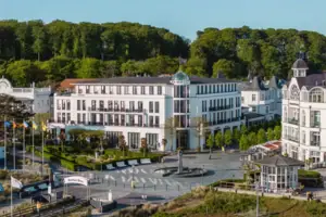 Ein weißes Gebäude mit Bäumen im Hintergrund.