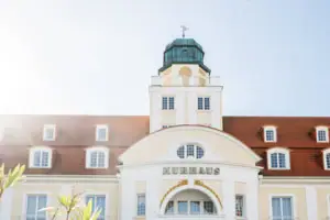 Ein Gebäude mit einer Kuppel oben.