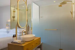 Badezimmer mit Waschbecken und Dusche