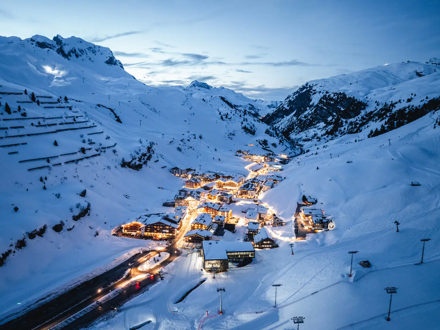 Zürs am Arlberg Verschneite Stadt in winterlicher Landschaft.