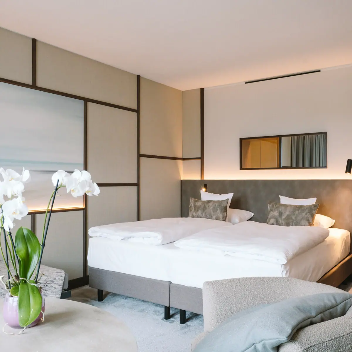 Ein Hotelzimmer im A-ROSA Hotel Sylt mit einem Bett und einem Tisch.