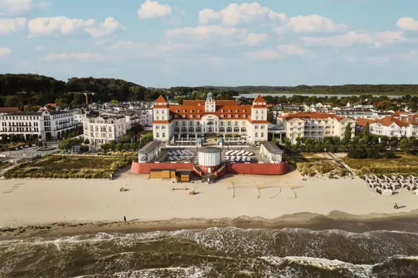 Ein großes Gebäude am Strand.