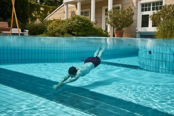 Ein Mann schwimmt in einem Pool.