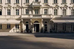 Ein Gebäude mit vielen Fenstern.