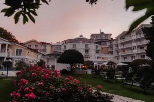 Rasen mit Stühlen und Blumen vor einem Gebäude