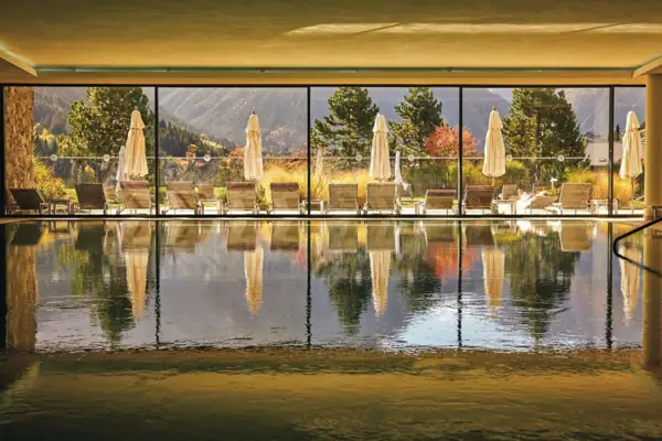 Ein Pool mit Liegestühlen und Sonnenschirmen.