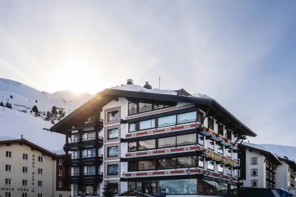 Ein Gebäude mit Schnee auf dem Dach.