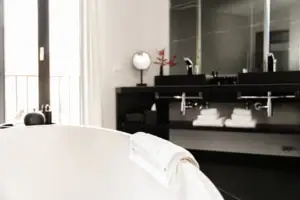 Ein weißes Handtuch auf einer Badewanne im Badezimmer.