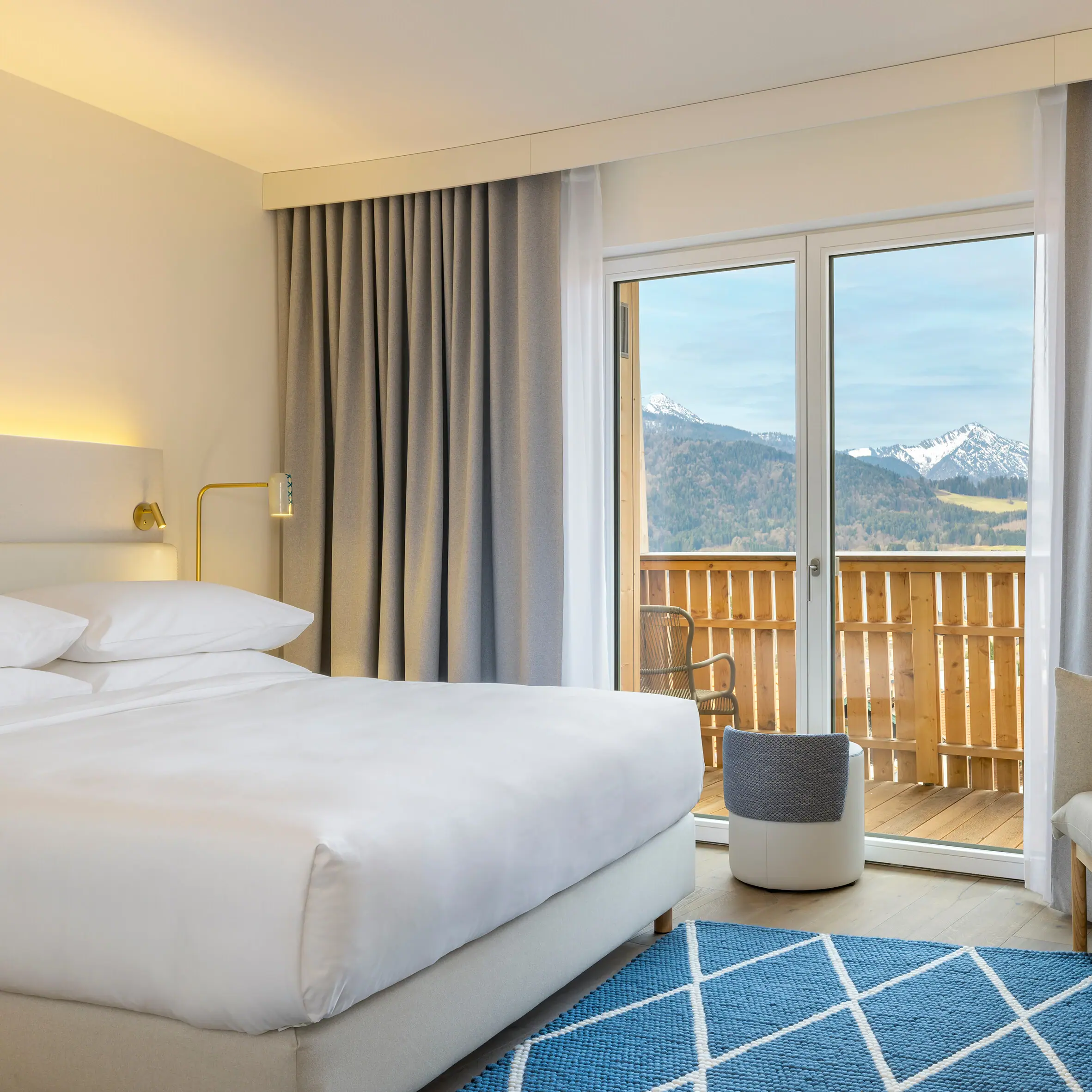 Hotelzimmer mit Bett, Teppich und Sessel