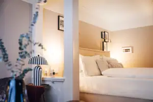 Ein Schlafzimmer mit einem Bett und einer Lampe.