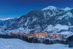 Eine verschneite Stadt bei Nacht.