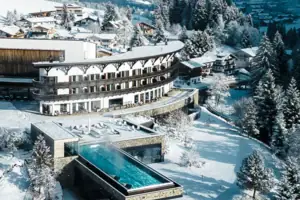 Gebäude mit Pool im Schnee