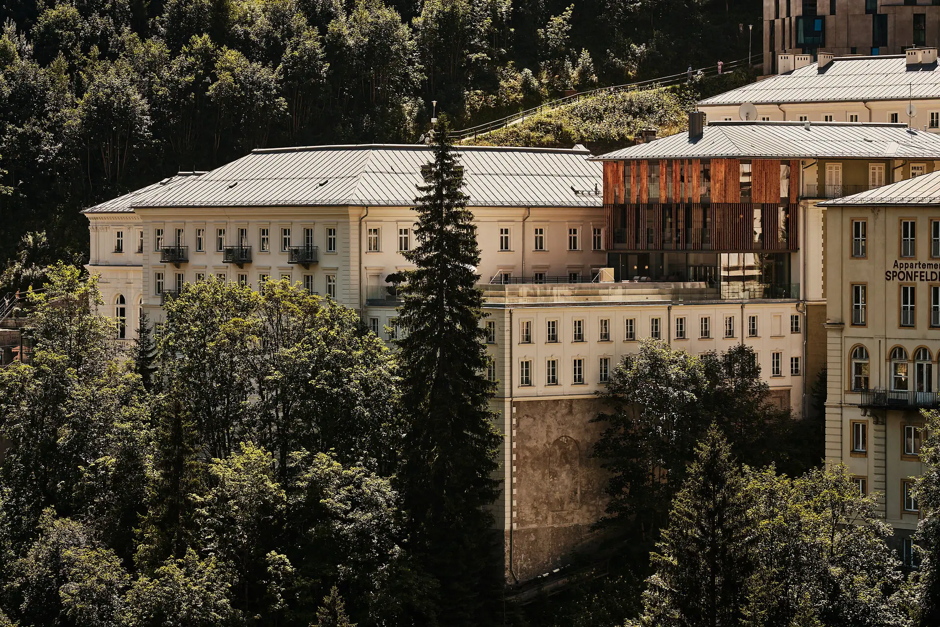 Ein Gebäude von Bäumen umgeben.