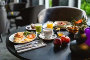 Ein Tisch mit verschiedenen Speisen und Geschirr.